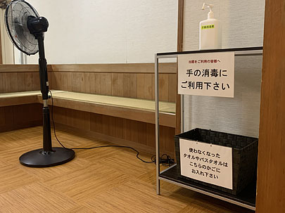 お風呂場の脱衣場に消毒液設置